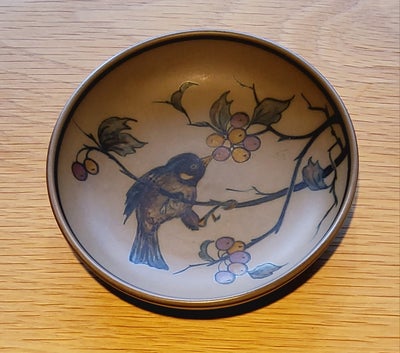 Keramik, L. Hjort, Lille asiet fra Bornholmsk keramik L. Hjort.
Brun 12 cm, nr. 34

