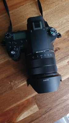 Sony, RX10 IV, Perfekt, Fantastisk kamera med lynhurtig focus og 600mm zoom. Har været med på et par