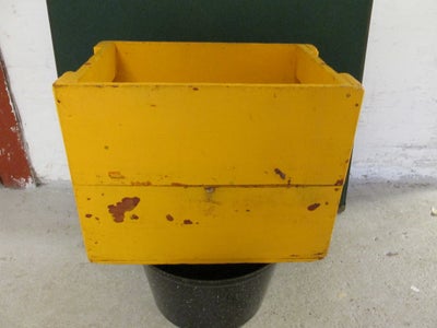 Ølkasse, Ølkasse, Ølkasse malet gul og orange, har en gang været en Carlsberg kasse.
Måler L : 46,5 