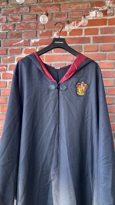 Harry Potter kostume, Harry Potter kostume indeholdende:

- kappe (passer 185 cm og op)
- slips
- tr