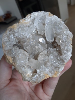 Smykker og sten, Krystaller, Hvid Celestit Geode (9×8,5cm) 539g.