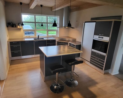 Køkken, komplet, AUBO, Vinkelkøkken med ø og spisepladser
Opvaskemaskine: Siemens
Kogeplade: Siemens