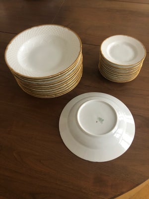 Porcelæn, Hartmann, Bing & Grøndahl, 11 kagetallerkener nr. 28 A
D: 15,5 m
20 kr. stk. 

12 dybe tal