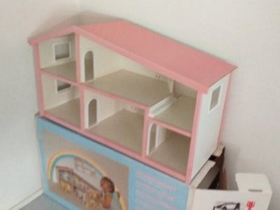 Dukkehus, Lundby 'Pink Rainbow' med æske, Lundby dukkehus 1:16

Pink Rainbow dukkehus fra 1986
helt 