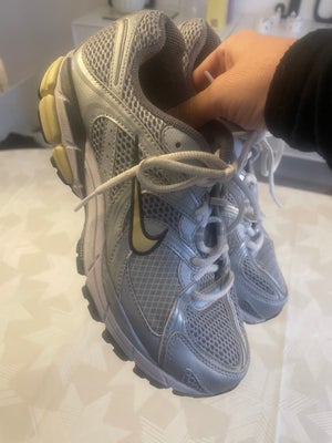 Sneakers, str. 37,5, Nike,  Grå med enkelt gule detaljer,  Næsten som ny, Brugt få gange