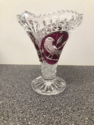 Glas, Vase, Bøhmisk krystal
Klar glas med det klassiske motiv af fugl med rød baggrund.
H: 20cm. Ø i
