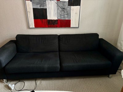 Sofa, 3 pers., Længde 237 cm
Billederne driller lidt med farven. Den er hel sort og har ikke nogen f