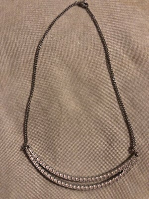 Halskæde, andet materiale, Andet, Sød sølvfarvet halskæde med bling.
45 cm + 8 cm forlænger 
Ikke ry