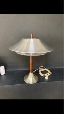Jo Hammerborg, Ambassadør , bordlampe, Pænt gammel lampe som er VIRKELIG FIN med aluminiums skærm og