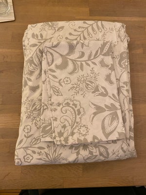 Sengetøj, 2 sæt helt nyt sengetøj i bomuld. Hovedpuderne måler 65 x 62 cm og dynen 140 x 200 cm. Dyn