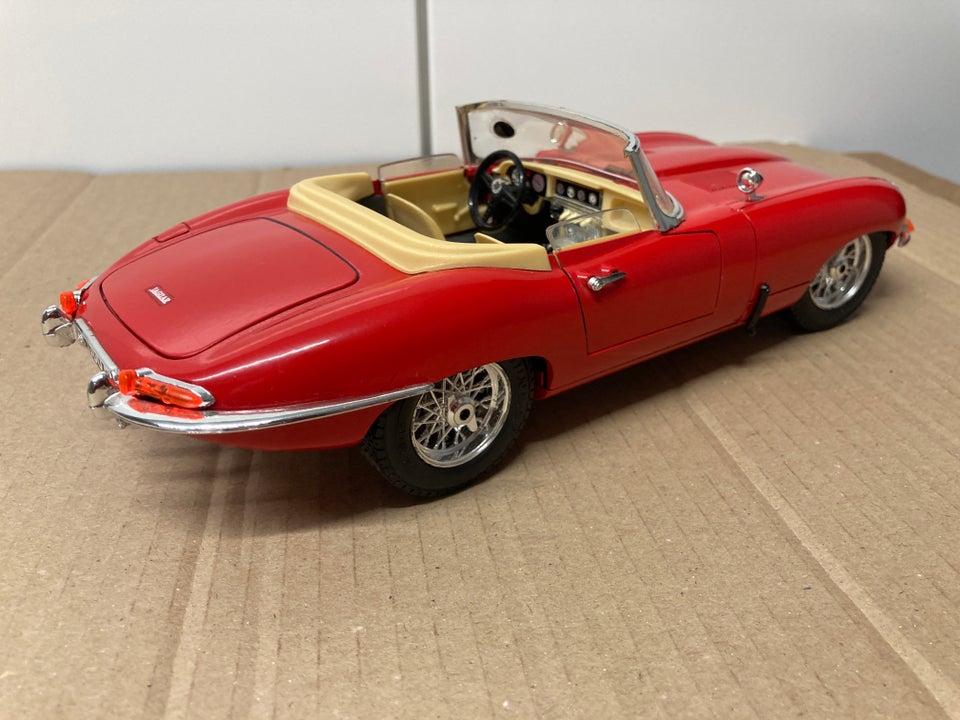 Modelbil, Jaguar E-type cabriolet 1961 1/18, skala 1:18