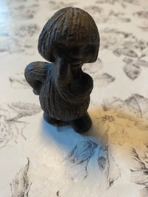Keramik, Ramsing, Troldefigur i keramik med motiv af troldpige, som står med hånd ved mund. Hviskend
