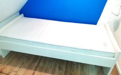 Enkeltseng, 

Enkeltseng

Den populære BREKKE seng fra Ikea med 3 store skuffer på hjul til opbevari