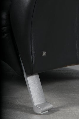 Rolf Benz, 322, Lænestol, Luksus stol fra Rolf Benz, Betrukket med sort tykt indfarvet læder med en 