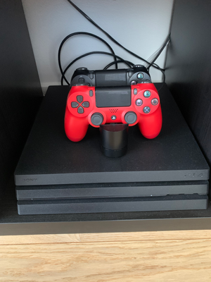 Playstation 4 Pro, Perfekt, Playstation 4 pro + charging station + 2 controllers