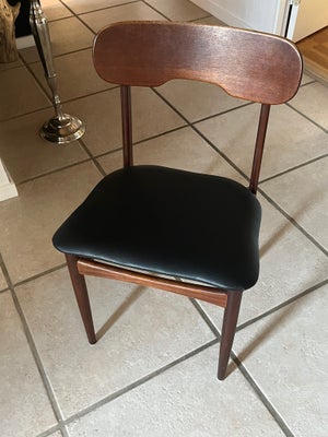 Spisebordsstol, Rigtig fin teaktræ stol. 
Helt i læderet.
Knirker lidt ved ryggen. 
PRISEN PÅ 200,- 