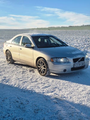 Volvo S60, 2,4 140 Momentum, Benzin, 2008, km 191000, sølvmetal, træk, nysynet, klimaanlæg, aircondi