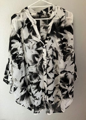 Skjorte, Vero Moda, str. 38, sort/hvid, God men brugt, Løsthængende skjorte med engleærmer
fra Vero 