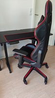 Gamingbord fra Nordic Gaming og stol fra DXRacer