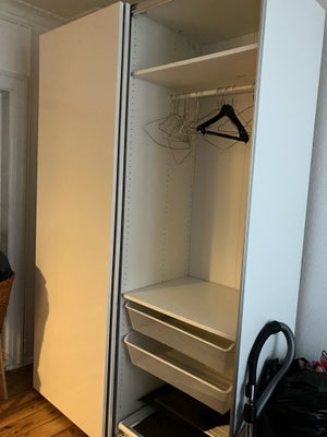 Klædeskab, Ikea , b: 150 d: 60 h: 200, Ikea klædeskab kun nogle år gammel i hvid.
 Plads til sko, bø