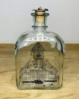 Glas, Flaske , Holmegaard, Holmegaard turistflaske med motiv af Randers Rådhus og Niels Ebbesen.

De