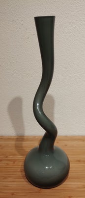Vase, Glasvase, normann Copenhagen, 31 cm høj twistet vase i lys mosgrøn med hvid inderside.