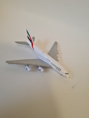 Modelfly Emirates, Original - byd endelig