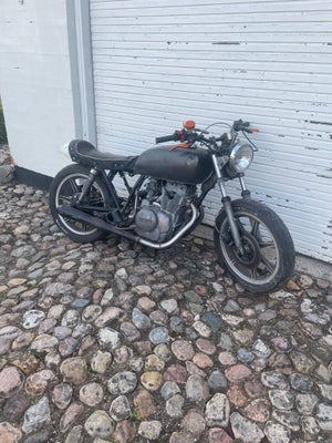 Autografer, 

Projekt Yamaha 250cc café raser

Den har fået renoveret karburator
Nyt gashåndtag
Nyt 
