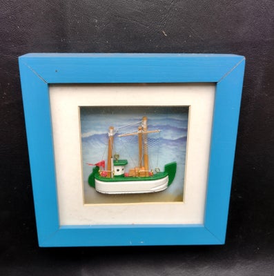 Maritimt, Fint lille skib bag glas
Måler 17 x 17 cm
