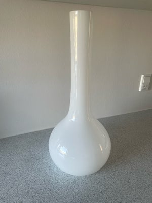 Vase, Høj vase, Hvid glasvase 45 cm høj og 21 cm bred.
