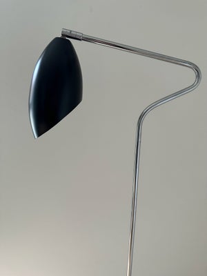 Standerlampe, Herstal, Standerlampe med sort skærm der kan vippes
Højde 132 cm 