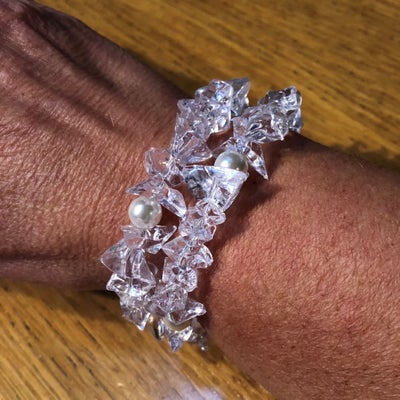 Armbånd, perler, Walina, Armbånd - Look a like hvide ferskvands perler og gennemsigtige plastic krys