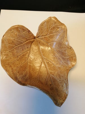 Keramik, en blad skål af ældre dato, en keramik blad skål 14 cm i længde og ca 12 cm i brdde i fejfr