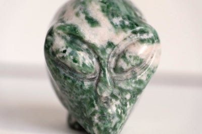 Smykker og sten, Krystal alien - Jade, Med det smukkeste farver 

Vægt: ca  g

Størrelse; ca 4,5 x 3