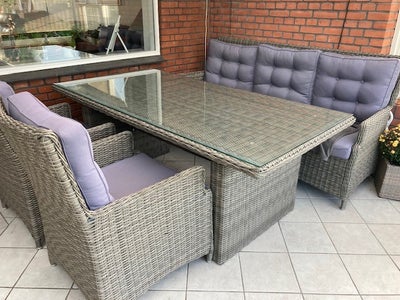 Loungesæt, Polyrattan, Pænt og velholdt loungesæt bestående af:
sofa, 2 lænestole og spisebord i mør