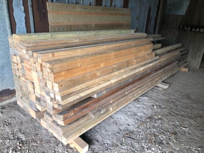 Tømmer, Fyrretræ, Blandet brugt tømmer, brædder, planker lægter, stolper. Som det kan ses på billede