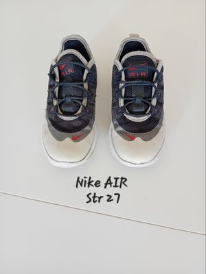 Kondisko, str. 27, Nike, drenge, NY PRIS: 40 KR.
Har en lille slidplet på venstre sko - ellers i den