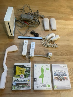 Nintendo Wii, God, Wii inkl. 3 spil, 2 controllers, 2 nunchuks, og tilbehør til golf og Wii fit 
Spi