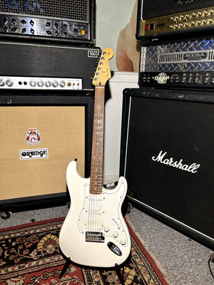 Elguitar, Fender Stratocaster Moddet (Mex), Denne Fender Stratocaster er blevet moddet med aktive EM
