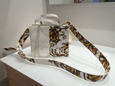 Skuldertaske, Versace, læderlook, Superflot taske med tilhørende pung i offwhite fra Versace Jeans C