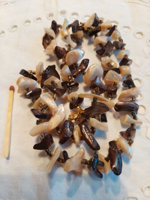 Halskæde, andet materiale, Det ligner skaller fra muslinger, måske abalone?
De lyse har smukt perlem