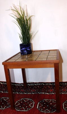 Kakkelbord, teaktræ, Dejligt lille kvadratisk retro teak stuebord med kakler i dejlige varme gule to