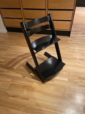 Højstol, Stokke, Original tripp trapp stol i sort. Enkelte brugsspor men generelt i pæn stand. Røgfr