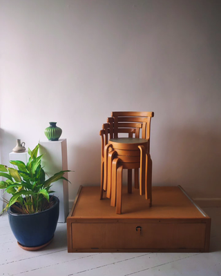 Andet, Forskellige fine møbler til børn.

1. Børnestole produceret af Magnus Olesen.
2. Rokkefår af 
