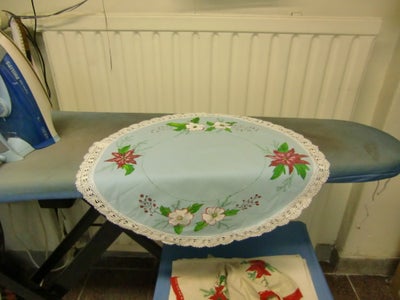 Andre samleobjekter, 
mg5343 Fin gammel håndmalet jule dug/bakke med en kniplet bord rundt om. Ø 50