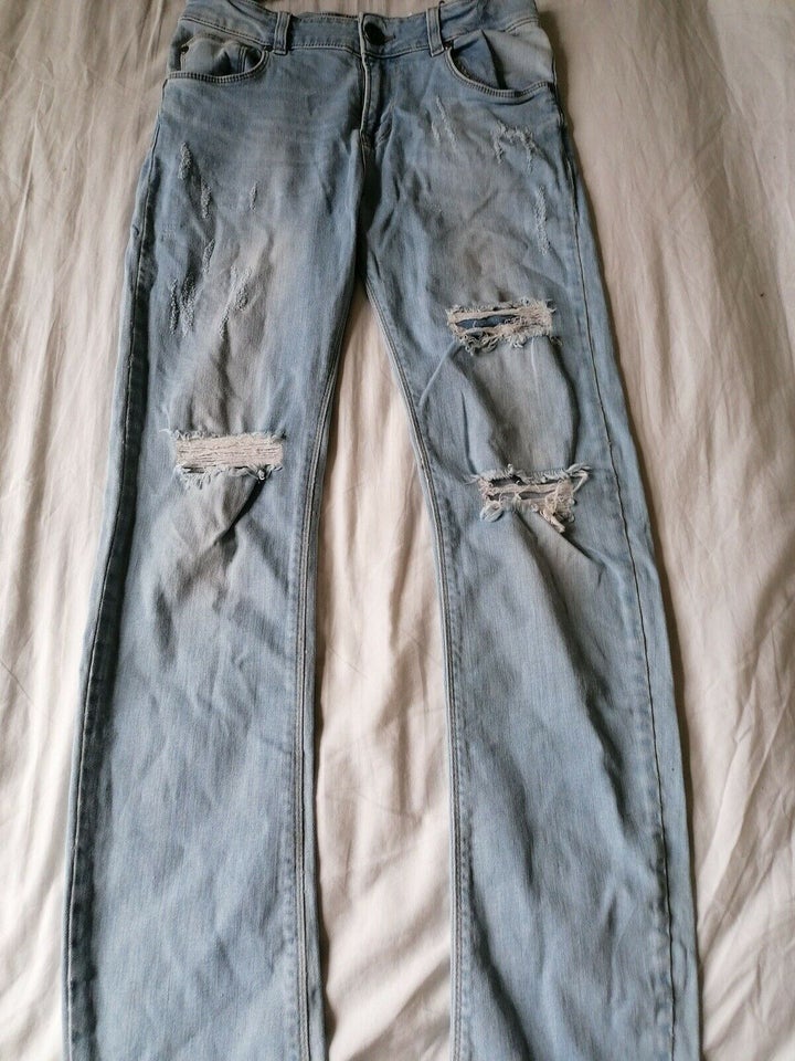 Jeans, Blå jeans med fabriks huller, Cost:bart – dba.dk – Køb og af Nyt og Brugt