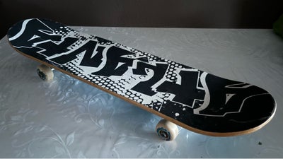 Skateboard, Ubrugt skateboard sælges af min søn, da det ikke bliver brugt. Det er prøvet indendørs é