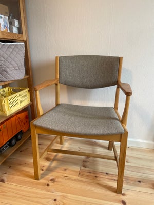 Spisebordsstol, Eg, Eg, Stabil Spisebordsstol med armlæn i lakeret eg. Stolen er polstret med stof a