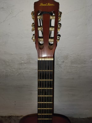 Spansk, andet mærke, Pearl River spansk guitar med guitar taske.
Spiller godt, rigtig god og billig 