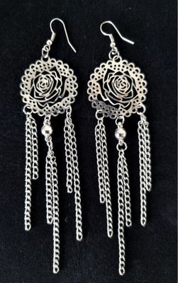 Øreringe, bijouteri, Rose øreringe i rustfrit stål med poleret overflade,
sølvfarvet
Ø 3cm, L 10cm